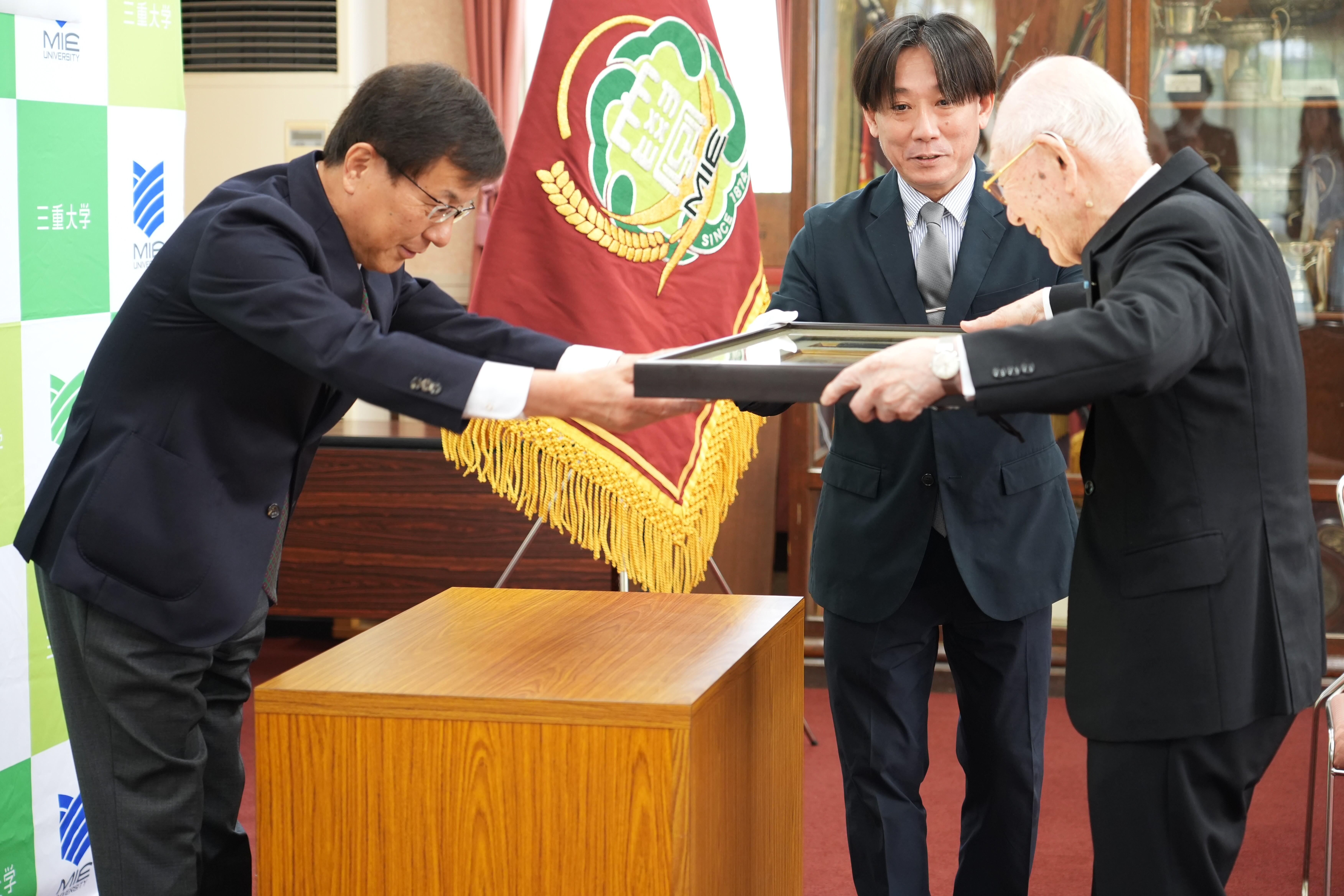 三重大学 紺綬褒章伝達式を執り行いました - 学長・理事のブログ